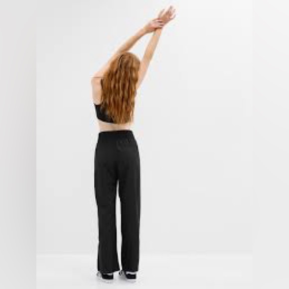 GapFit Relaxed Lightweight Wide-Leg Runaround Pants with side Ankle Slits - Picture 10 of 11